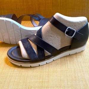 Sofft Maretta Black 100% leather (suede accent strap) with a rubber sole. Sz 8